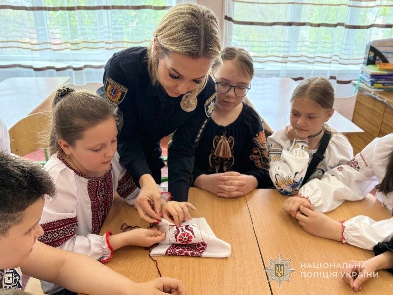 До Дня вишиванки поліцейські Одещини організували для дітей низку патріотичних заходів До Дня вишиванки поліцейські Одещини організували для дітей низку патріотичних заходів