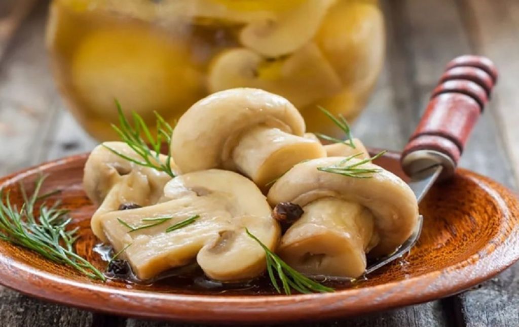 Мариновані печериці: рецепт смачної літньої закуски Мариновані печериці: рецепт смачної літньої закуски