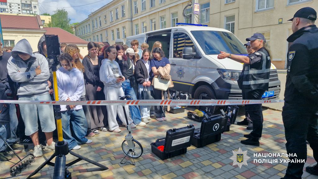 Мобільна криміналістична лабораторія в одеському ліцеї: поліцейські розповіли старшокласникам про особливості своєї професії Мобільна криміналістична лабораторія в одеському ліцеї: поліцейські розповіли старшокласникам про особливості своєї професії