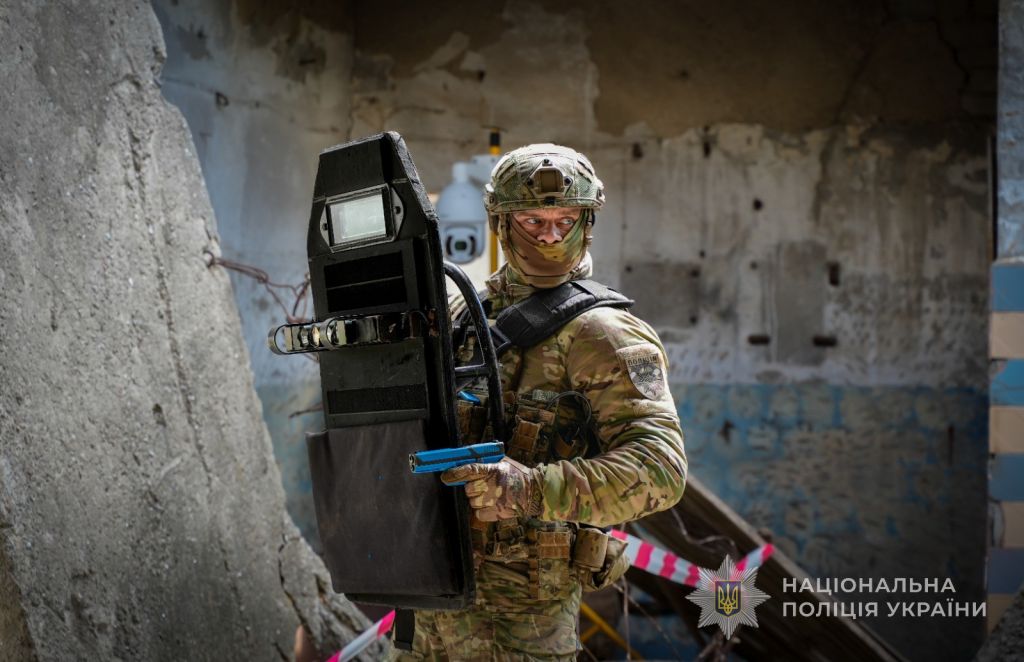 Тренування поліцейських КОРДу: звільнення заручників та затримання озброєних зловмисників Тренування поліцейських КОРДу: звільнення заручників та затримання озброєних зловмисників