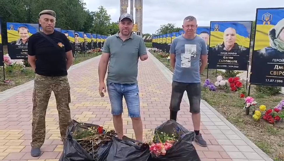 Попри ампутації, ветерани самостійно прибрали та привезли до сільської ради сміття з Алеї Слави на Білгород-Дністровщині Попри ампутації, ветерани самостійно прибрали та привезли до сільської ради сміття з Алеї Слави на Білгород-Дністровщині