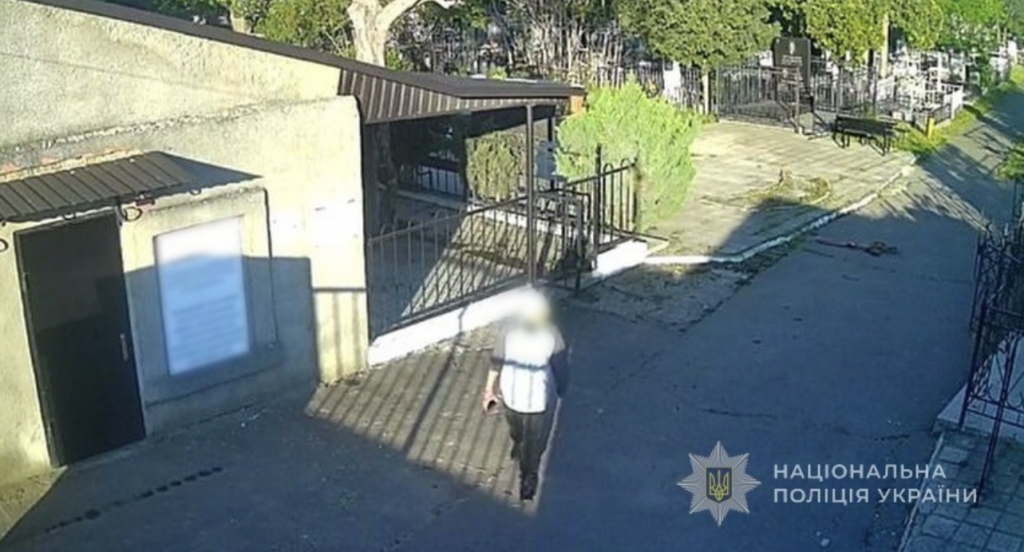 В Одесі затримали чоловіка, який понівечив хрести на могилах(фото) В Одесі затримали чоловіка, який понівечив хрести на могилах(фото)