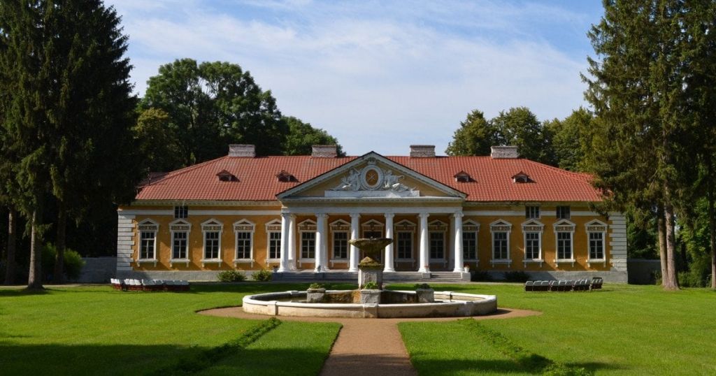 Привид панянки та таємні підземні ходи: що приховує палац на Хмельниччині, у якому знімали «Кріпосну»(фото) Привид панянки та таємні підземні ходи: що приховує палац на Хмельниччині, у якому знімали «Кріпосну»(фото)