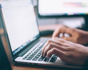 Чи можна постійно користуватися ноутбуком, не відключаючи його від мережі: експерти відповіли Чи можна постійно користуватися ноутбуком, не відключаючи його від мережі: експерти відповіли