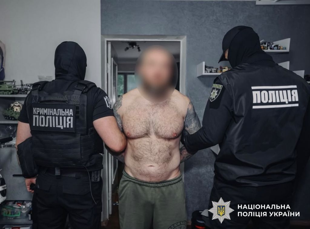 Нацполіція попередила замах на вбивство на посадовця ГУР та затримала агента російських спецслужб (фото,відео) Нацполіція попередила замах на вбивство на посадовця ГУР та затримала агента російських спецслужб (фото,відео)