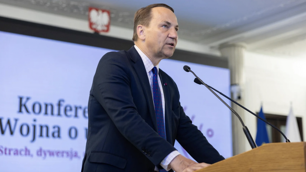 Сікорський: дивно, що орден Білого Орла є у Шредера, який бере гроші в рф, але немає в того, хто з бореться з путіним Сікорський: дивно, що орден Білого Орла є у Шредера, який бере гроші в рф, але немає в того, хто з бореться з путіним
