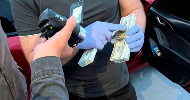 У Києві адвокат вимагав тисячі доларів з людини з інвалідності У Києві адвокат вимагав тисячі доларів з людини з інвалідності