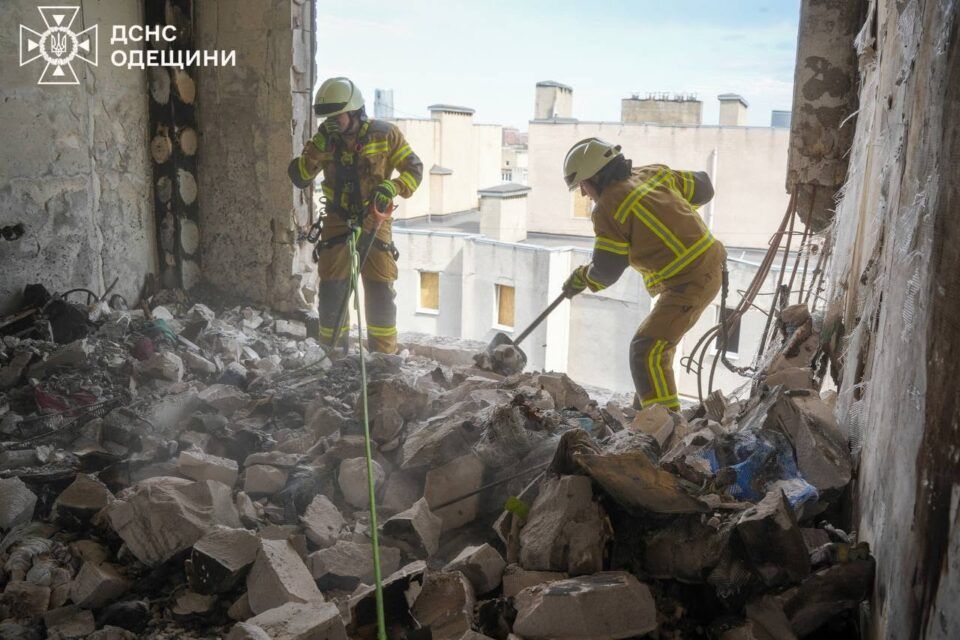 Одеські рятувальники закликають не ходити біля будівель, які зазнали пошкоджень внаслідок російської атаки Одеські рятувальники закликають не ходити біля будівель, які зазнали пошкоджень внаслідок російської атаки