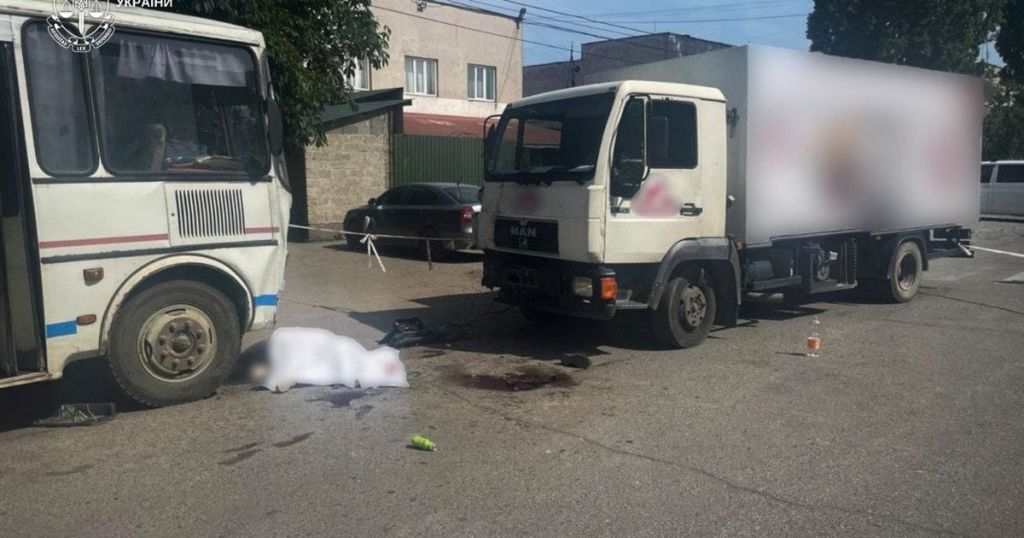 Некерована вантажівка влетіла в людей, які виходили з автобуса: є загиблі Некерована вантажівка влетіла в людей, які виходили з автобуса: є загиблі