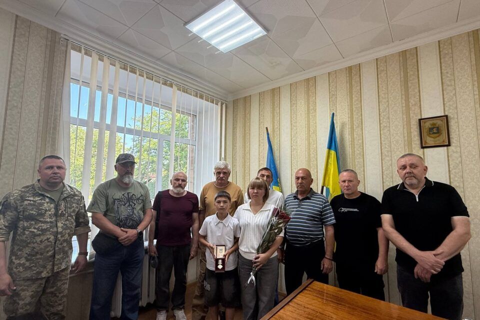 В Арцизькій громаді родині захисника України Артура Грами вручили його посмертний орден В Арцизькій громаді родині захисника України Артура Грами вручили його посмертний орден