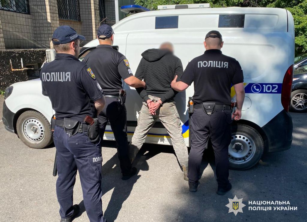 Замість контролю за справністю вагонів – замах на крадіжку: одеські поліцейські затримали посадовця Укрзалізниці під час спроби привласнити більше тонни зерна Замість контролю за справністю вагонів – замах на крадіжку: одеські поліцейські затримали посадовця Укрзалізниці під час спроби привласнити більше тонни зерна