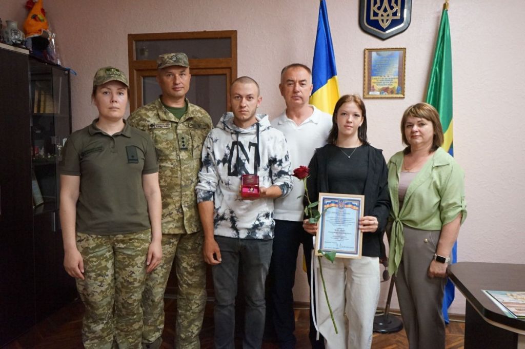 На Одещині сину загиблого прикордонника вручили посмертну нагороду батька «За мужність» На Одещині сину загиблого прикордонника вручили посмертну нагороду батька «За мужність»