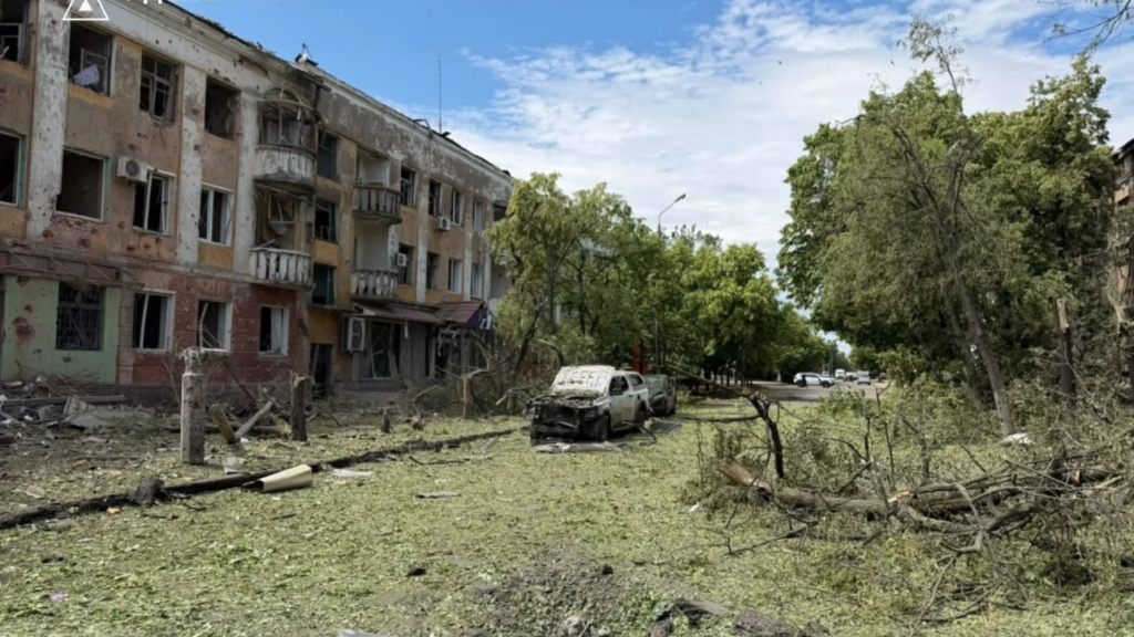 росіяни скинули три 250-кілограмові авіабомби на Слов’янськ — пошкоджені 24 багатоповерхівки, серед постраждалих є дитина росіяни скинули три 250-кілограмові авіабомби на Слов’янськ — пошкоджені 24 багатоповерхівки, серед постраждалих є дитина