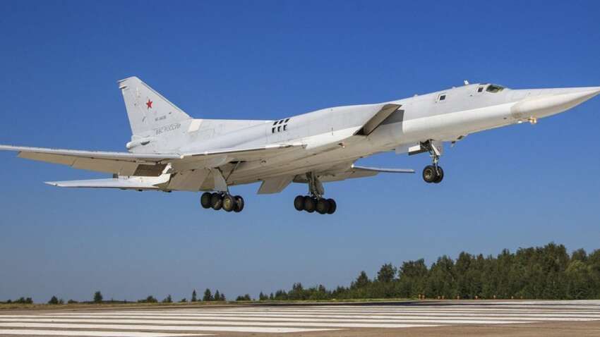Кадри падіння ракетоносця Ту-22М3: у Росії під час польоту розбився літак стратегічної авіації(фото) Кадри падіння ракетоносця Ту-22М3: у Росії під час польоту розбився літак стратегічної авіації(фото)