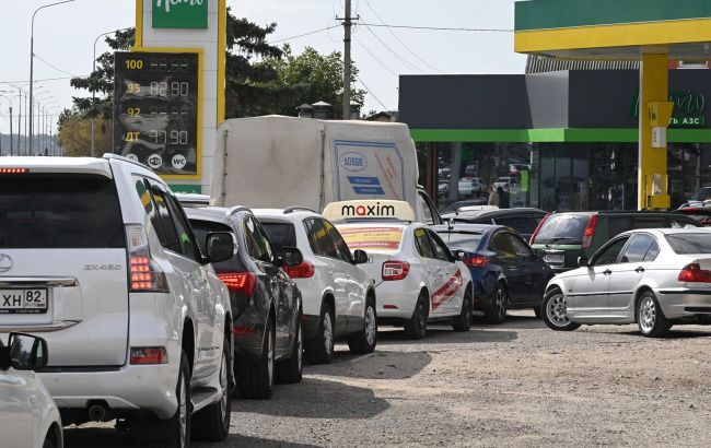 По всій Росії вводять ліміти на пальне на АЗС По всій Росії вводять ліміти на пальне на АЗС