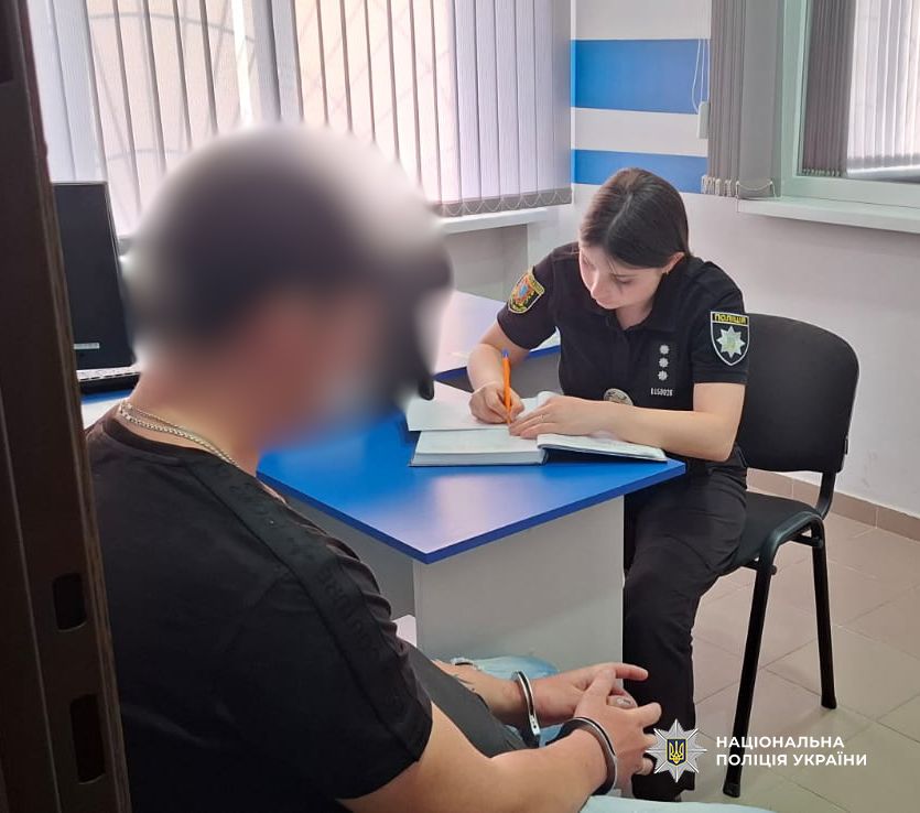 20 тис. доларів за «печатку в паспорті» для вільного виїзду за кордон: поліцейські викрили ділка з Одеси 20 тис. доларів за «печатку в паспорті» для вільного виїзду за кордон: поліцейські викрили ділка з Одеси