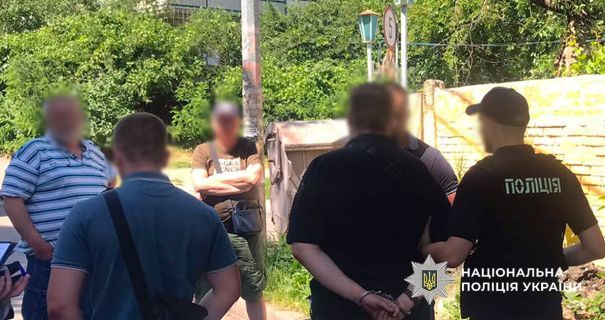 У Києві "чиновник" вигаданого комітету за тисячі доларів "відмазував" від армії У Києві "чиновник" вигаданого комітету за тисячі доларів "відмазував" від армії