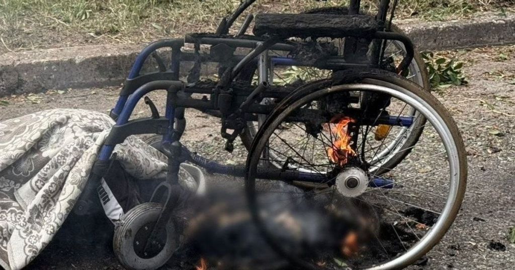 Жах у Нікополі: РФ навмисне вдарила FPV по цивільних — серед вбитих людина на кріслі колісному (фото 18+) Жах у Нікополі: РФ навмисне вдарила FPV по цивільних — серед вбитих людина на кріслі колісному (фото 18+)