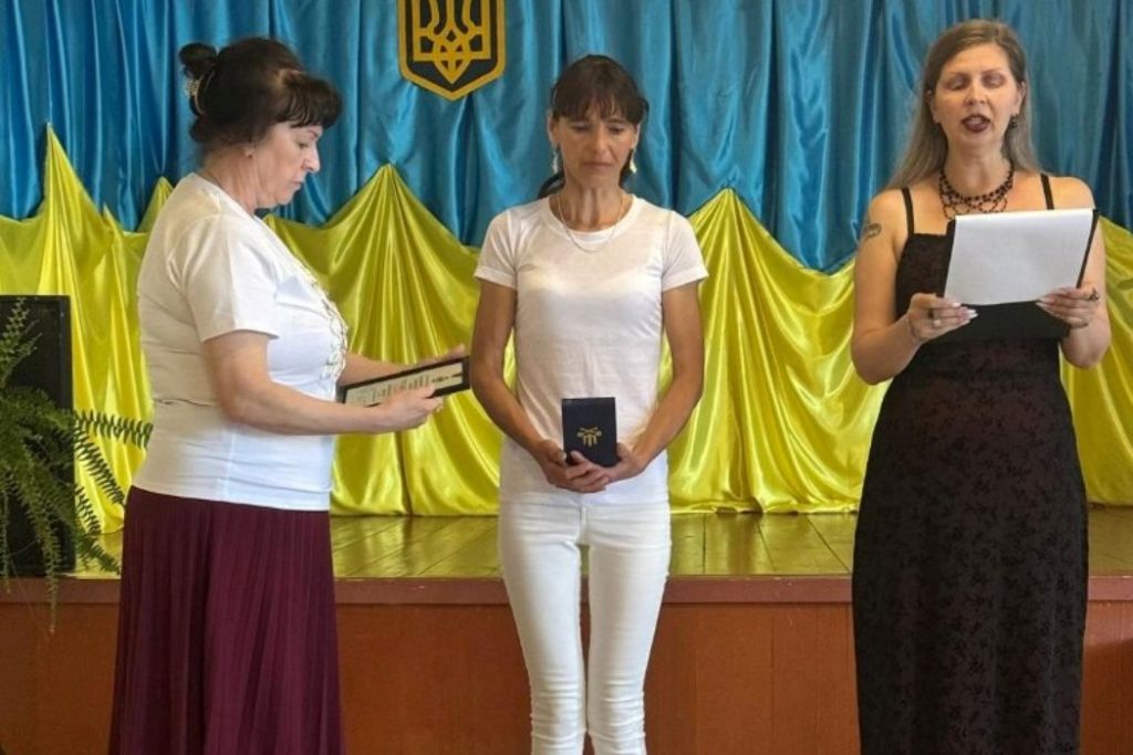 Дружині загиблого військовослужбовця з Вилківської громади передали ще дві його посмертні нагороди Дружині загиблого військовослужбовця з Вилківської громади передали ще дві його посмертні нагороди