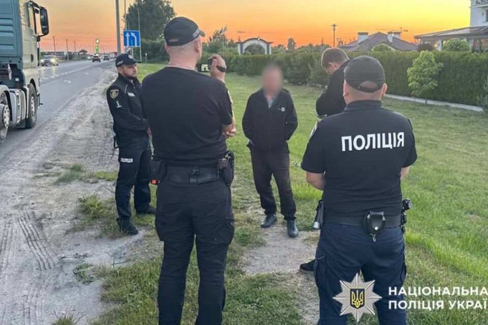 Далекобійника з Одеської області затримали за спробу зґвалтування дитини на Хмельниччині Далекобійника з Одеської області затримали за спробу зґвалтування дитини на Хмельниччині
