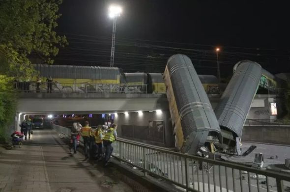 Вантажний потяг зійшов з рейок та впав з мосту у Мюнхені Вантажний потяг зійшов з рейок та впав з мосту у Мюнхені