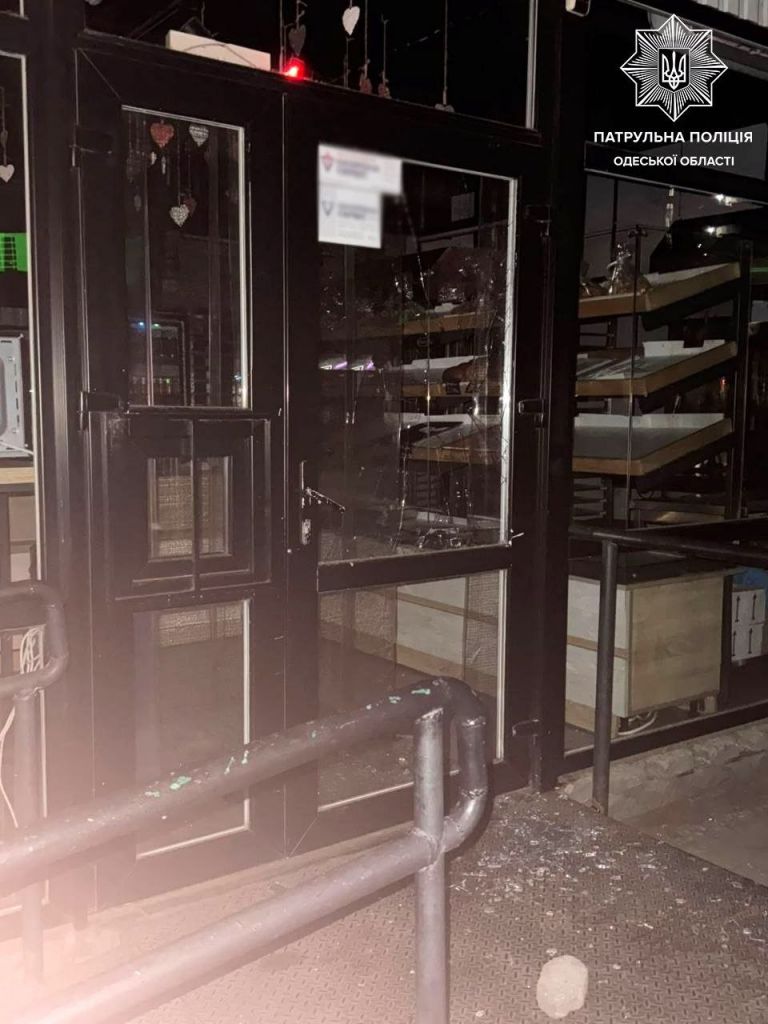 Одеські патрульні затримали жінку, яка розтрощила скляні двері магазину Одеські патрульні затримали жінку, яка розтрощила скляні двері магазину