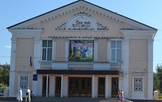 Росія атакувала "кінотеатр" в центрі Конотопа, всередині можуть бути люди Росія атакувала "кінотеатр" в центрі Конотопа, всередині можуть бути люди