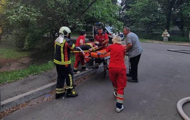 У Києві жінка вижила після падіння з балкону під час пожежі У Києві жінка вижила після падіння з балкону під час пожежі