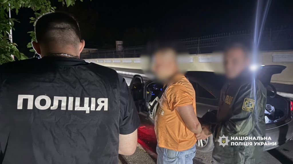 На Одещині поліція викрили схему незаконного переправлення чоловіків за кордон під виглядом моряків та затримала організатора На Одещині поліція викрили схему незаконного переправлення чоловіків за кордон під виглядом моряків та затримала організатора