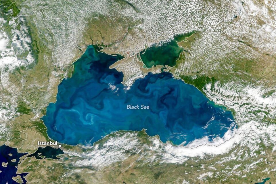 Чим зумовлений бірюзовий відтінок літнього Чорного моря Чим зумовлений бірюзовий відтінок літнього Чорного моря