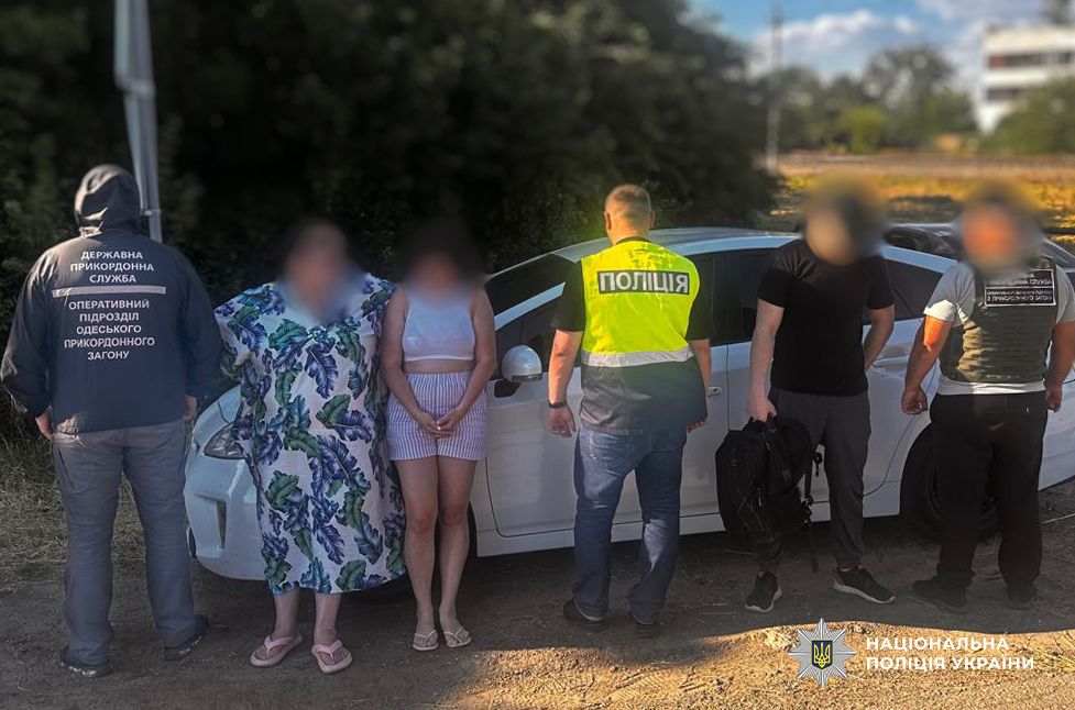 Ховала чоловіків в автівці під речами: поліцейські викрили жительку Одеси у сприянні незаконному переправленню військовозобов’язаних за кордон Ховала чоловіків в автівці під речами: поліцейські викрили жительку Одеси у сприянні незаконному переправленню військовозобов’язаних за кордон
