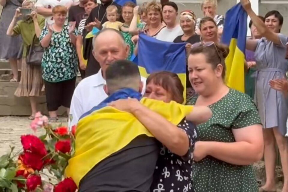 У Буджацькій громаді зустріли захисника України Василя Мельника, який повернувся додому після ворожого полону У Буджацькій громаді зустріли захисника України Василя Мельника, який повернувся додому після ворожого полону