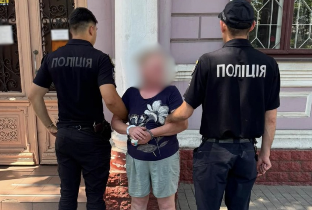 На Одещині жінка через ревнощі ледь не вбила суперницю ножицями(фото) На Одещині жінка через ревнощі ледь не вбила суперницю ножицями(фото)