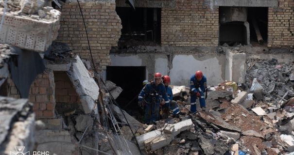 Удар по Києву: кількість жертв збільшилася, рятувальні роботи тривають(фото) Удар по Києву: кількість жертв збільшилася, рятувальні роботи тривають(фото)