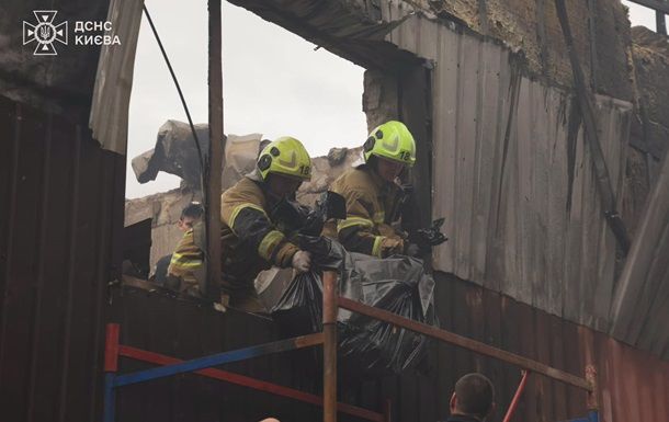 У Києві загасили всі пожежі після нічної атаки РФ У Києві загасили всі пожежі після нічної атаки РФ
