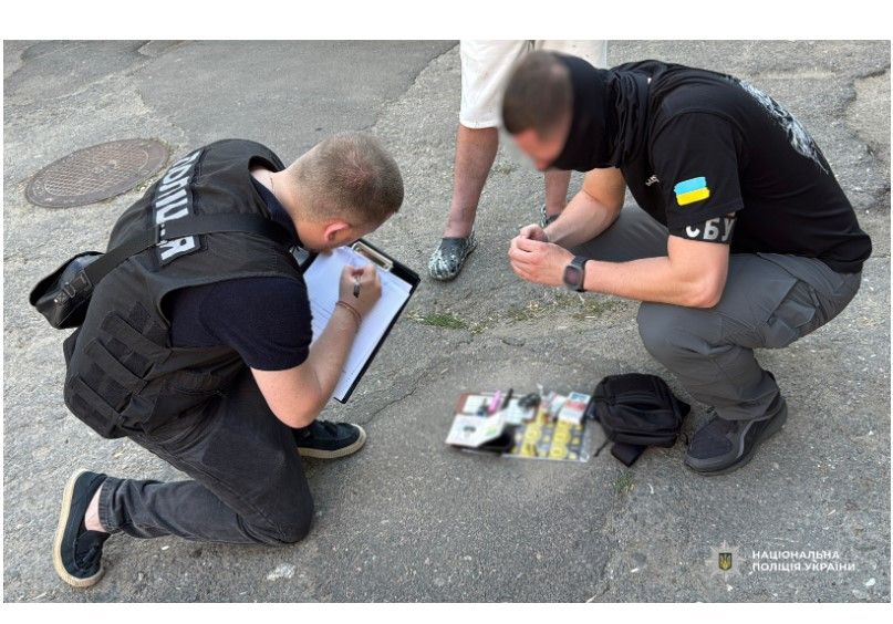 Тисяча літрів дизельного пального за вплив на керівництво ТЦК та СП: в Одесі поліція та СБУ викрили офіцера районного територіального центру комплектування та соціальної підтримки на одержанні хабаря Тисяча літрів дизельного пального за вплив на керівництво ТЦК та СП: в Одесі поліція та СБУ викрили офіцера районного територіального центру комплектування та соціальної підтримки на одержанні хабаря