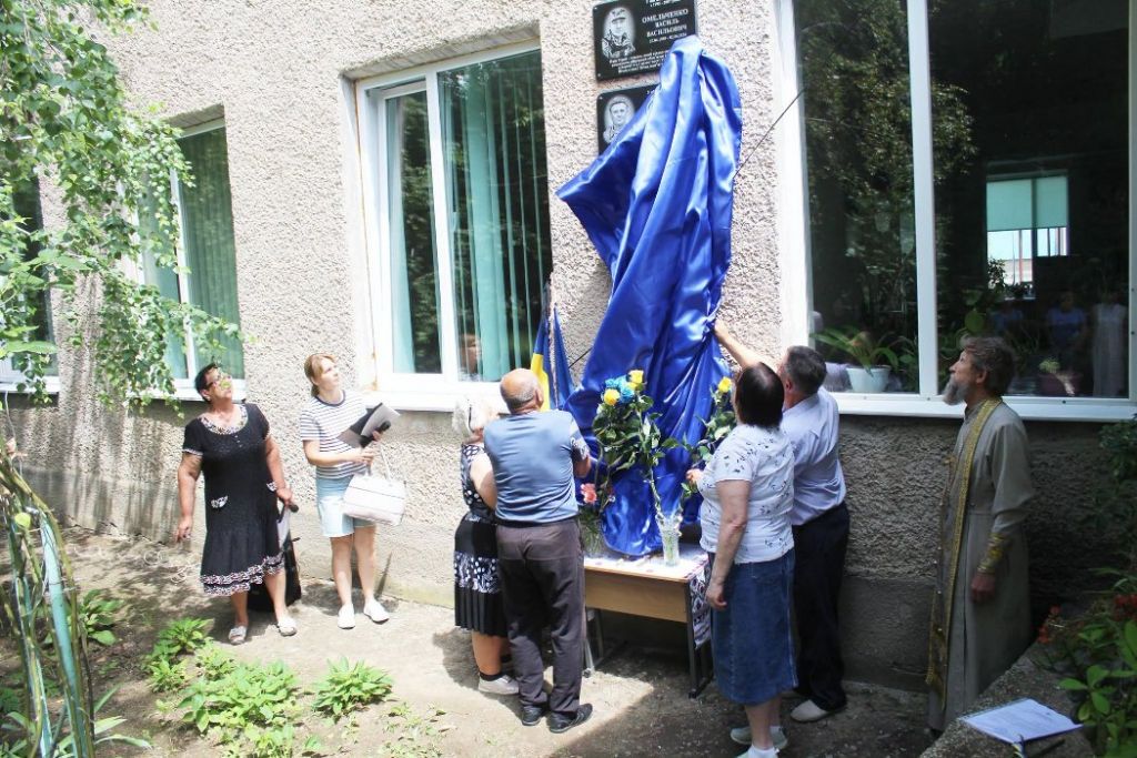 У Саф’янівській громаді на будівлі закладу освіти встановили меморіальні дошки двом полеглим Героям У Саф’янівській громаді на будівлі закладу освіти встановили меморіальні дошки двом полеглим Героям