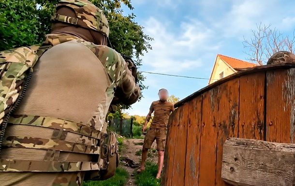 На Вінниччині СЗЧ-шник сокирою відбивався від представників групи розшуку На Вінниччині СЗЧ-шник сокирою відбивався від представників групи розшуку