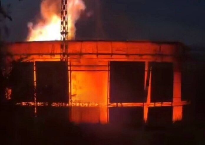 Через російську атаку на одному з підприємств Одещини сталася пожежа Через російську атаку на одному з підприємств Одещини сталася пожежа