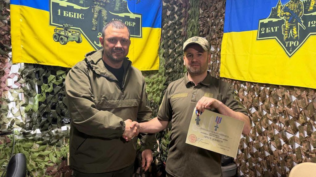 Воїн з Ізмаїльського району отримав високу нагороду від міністра оборони Воїн з Ізмаїльського району отримав високу нагороду від міністра оборони