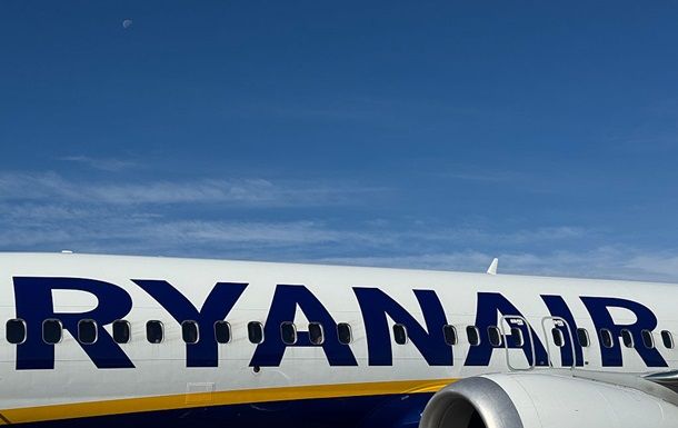 Пасажира затягнуло у розбите вікно літака Ryanair Пасажира затягнуло у розбите вікно літака Ryanair