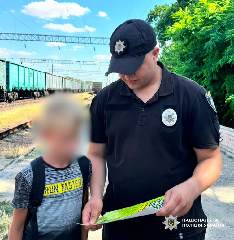 На Березівщині поліцейські нагадали дітям про небезпеку зачепінгу та правила безпеки на залізниці На Березівщині поліцейські нагадали дітям про небезпеку зачепінгу та правила безпеки на залізниці