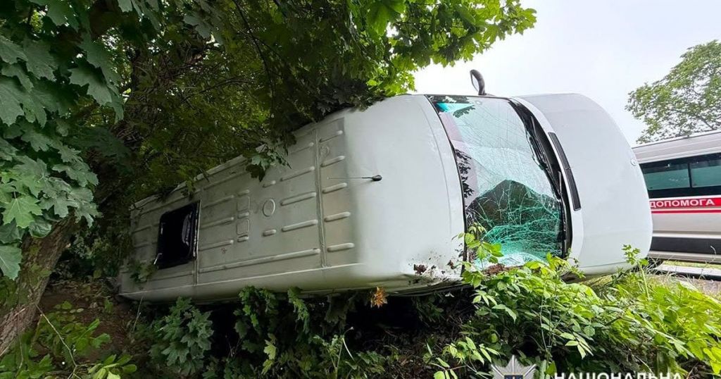 На Хмельниччині перекинувся пасажирський автобус: що відомо (фото) На Хмельниччині перекинувся пасажирський автобус: що відомо (фото)