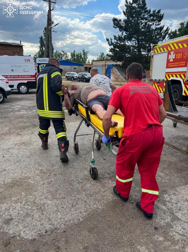 Надзвичайники врятували трьох людей із водонапірної башти(фото) Надзвичайники врятували трьох людей із водонапірної башти(фото)