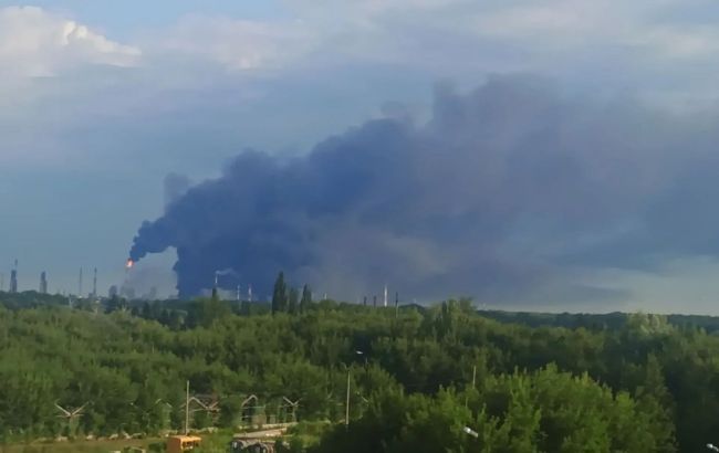 Численні прильоти та пожежа на НПЗ "Газпрому" в Башкортостані Численні прильоти та пожежа на НПЗ "Газпрому" в Башкортостані