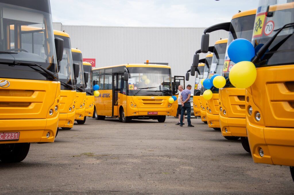 Громади Ізмаїльського району отримали нові інклюзивні шкільні автобуси Громади Ізмаїльського району отримали нові інклюзивні шкільні автобуси