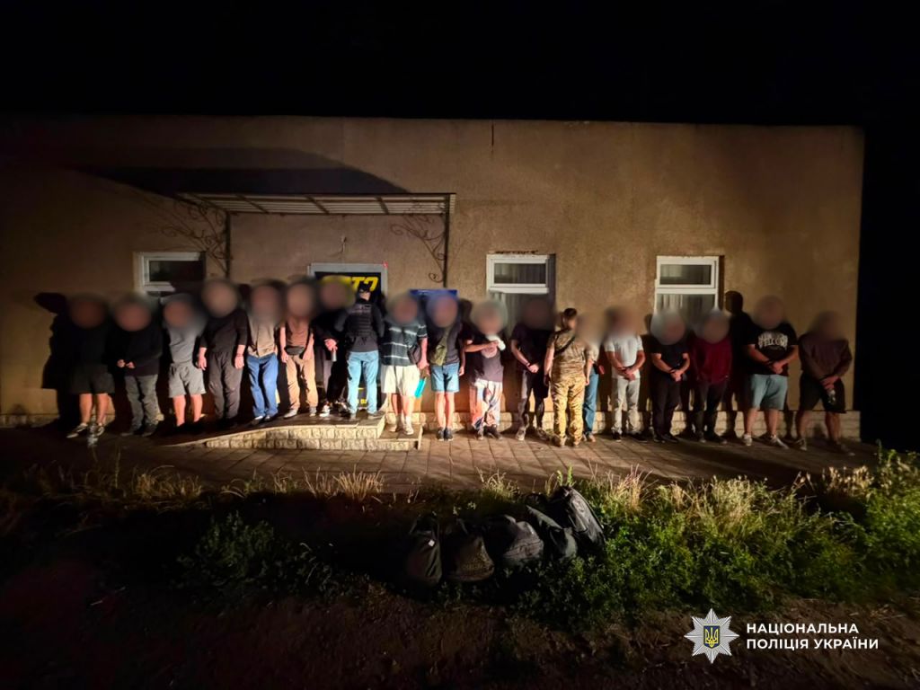 За 10 тис. доларів до кордону на преміальних позашляховиках: поліцейські затримали одеситку та жителя району за організацію незаконного переправлення військовозобов’язаних до сусідньої країни За 10 тис. доларів до кордону на преміальних позашляховиках: поліцейські затримали одеситку та жителя району за організацію незаконного переправлення військовозобов’язаних до сусідньої країни
