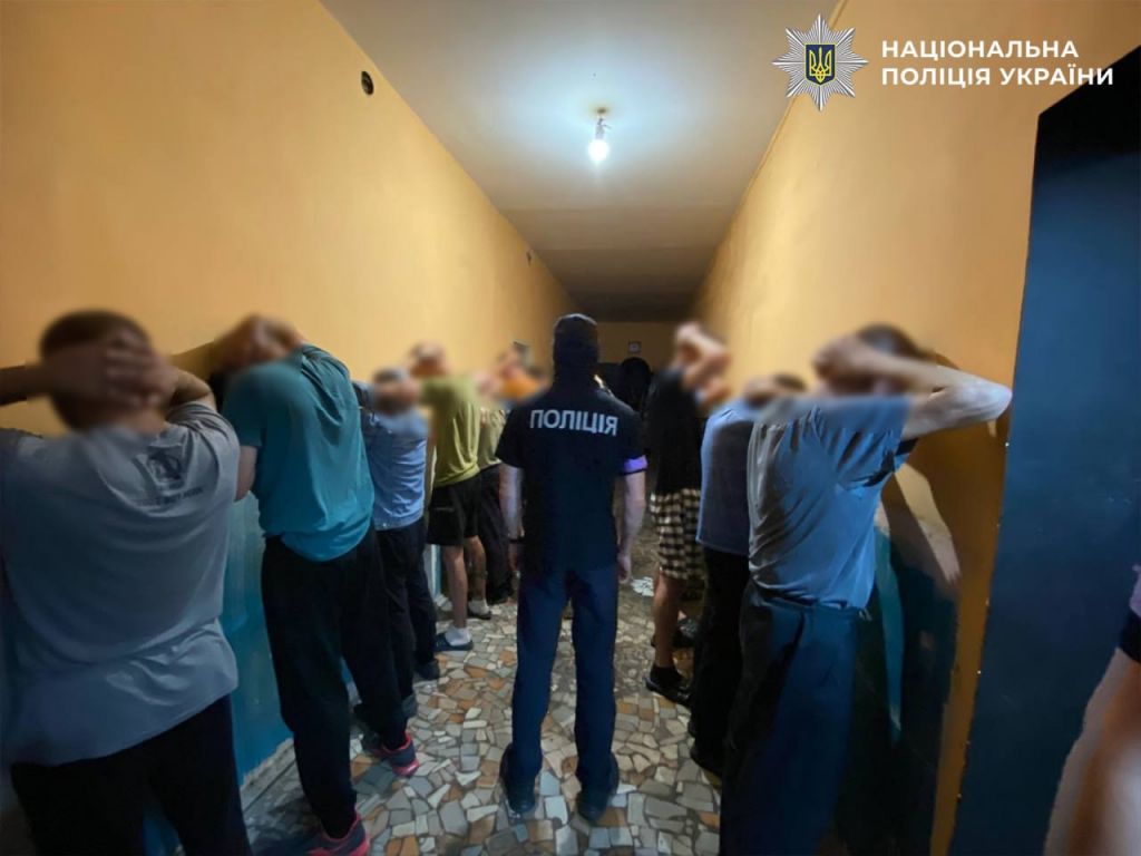 "Похоронні вінки" під дверима та вимагання: поліція знищила злочинну вертикаль у Криворізькій колонії(фото) "Похоронні вінки" під дверима та вимагання: поліція знищила злочинну вертикаль у Криворізькій колонії(фото)