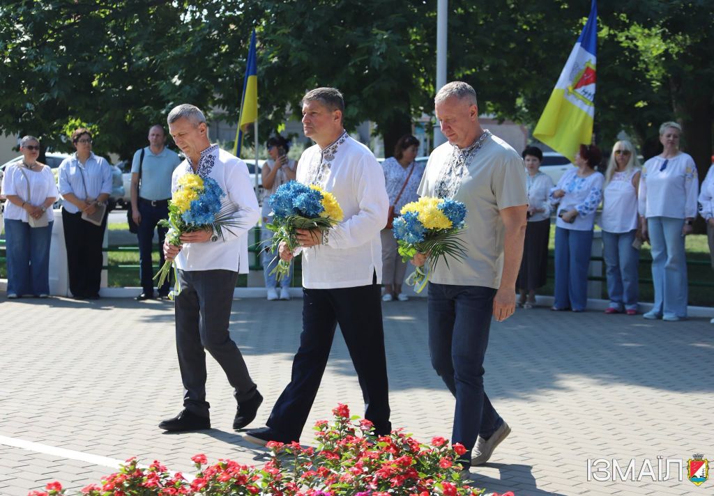 У День Української Державності в Ізмаїлі відбулася урочиста церемонія покладання квітів до пам’ятника Тарасу Григоровичу Шевченку У День Української Державності в Ізмаїлі відбулася урочиста церемонія покладання квітів до пам’ятника Тарасу Григоровичу Шевченку