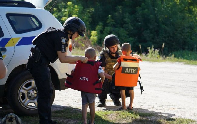 Без супроводу дорослих: в Україні затвердили правила примусової евакуації дітей Без супроводу дорослих: в Україні затвердили правила примусової евакуації дітей